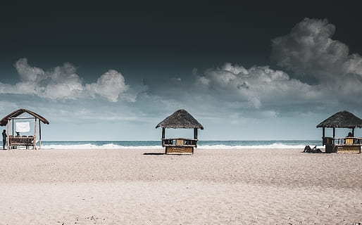 gazebos, hotel de platja, sol, fred, sota el sol, refugi de platja, sorra, platja, núvol, saky, mar, clima tropical, vacances, complex turístic, idíl·lic, estiu, relaxació, naturalesa, destinacions de viatge, hotel, aigua, escena tranquil·la, illa, bungalow, refugi, blau, cel, cap gent, viatjar, llocs de viatges, línia de costa, a l'aire lliure, platges, Mar Carib, maldives, vila de vacances, paisatge, núvol - cel, terra, horitzó sobre l’aigua, horitzó, bellesa a la natura, tranquil·litat, escenics - natura, dia, arquitectura, estructura construïda, 4K, CC0, domini públic, lliure de regalies