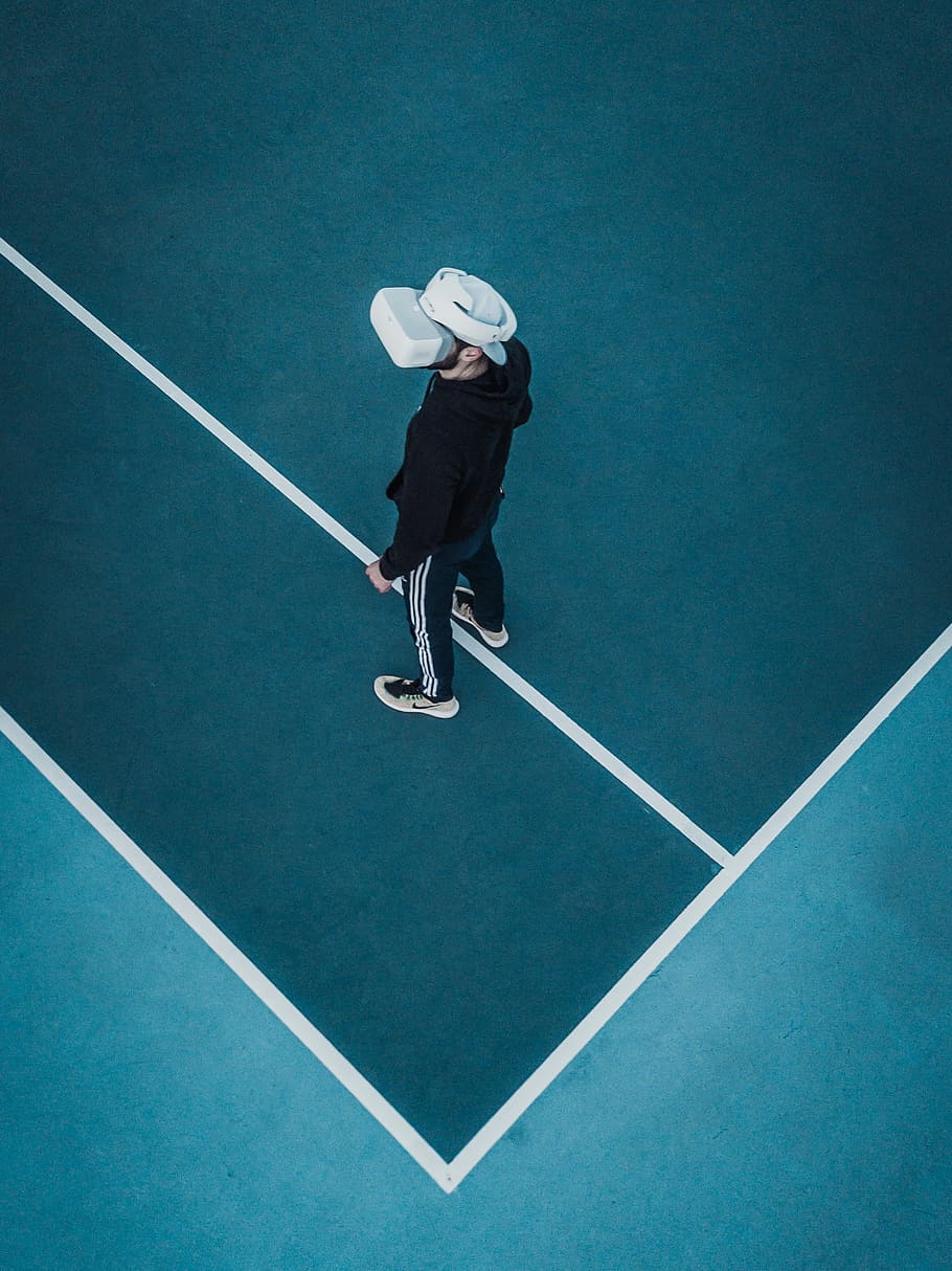 home, xandall, portar, vr headset, de peu, pista de tennis, blanc, vr ulleres, línia, jugador, drone, blau, jocs, vr, mirant, mira, amor, iphone, telèfon, fons de pantalla, lloc web, espai, aprendre, aprenentatge, escola, bàsquet, tennis, futbol, esport, una persona, longitud completa, persones reals, tribunal, vista d’angle alt, dia, jugant, roba, estils de vida, activitat d'oci, competició, homes, pilota, raqueta, a l'aire lliure, raqueta de tennis, 2K