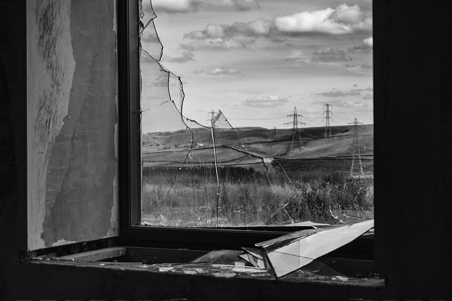Graustufenfoto, Pleite, Glas, zerbrochenes Fenster, Beschädigung, Zerstörung, gebrochen, Fenster, zerschlagen, Rahmen, Riss, geknackt, Smash, Haus, alt, zerstört, Schwarz und weiß, einfarbig, keine Leute, Architektur und Gebäude, Himmel, Tag, draußen, Natur, transparent, Glas - Material, Transport, wolke - himmel, Transportmittel, drinnen, Reflexion, Pflanze, Fahrzeuginnenraum, Feld, Landfahrzeug, verlassen, Land, Auto, 4K