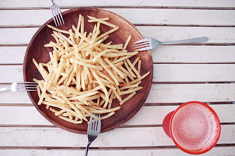 fire, rustfri, stålgaffel, runde plade, fransk, pommes frites, rustfrit stål, gaffel, rund, plade, mad, træ - materiale, bord, mad og drikke, friskhed, sund kost, køkkenredskaber, spise redskaber, direkte over, stilleben, høj vinkel visning, indendørs, ingen mennesker, velvære, klar til at spise, ske, grøntsag, skål, husholdningsudstyr, porcelæn, spaghetti, bordkniv, Vegetarmad, fristelse, 1080P, CC0, offentligt domæne, royaltyfrie
