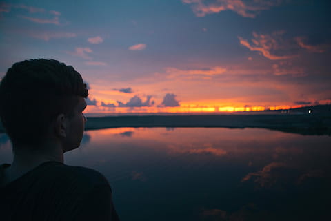 uomo, indossare, nero, superiore, corpo, acqua, tramonto, cima nera, corpo d'acqua, natura, uomini, cielo, all'aperto, persone, luce del sole, sole, estate, scena tranquilla, una persona, crepuscolo, mare, adulto, lago, rilassamento, retrovisore, colpo alla testa, silhouette, ritratto, nuvola - cielo, la tranquillità, bellezza nella natura, scenics - natura, riflessione, guardando a vista, contemplazione, 5K, CC0, dominio pubblico, privo di copyright