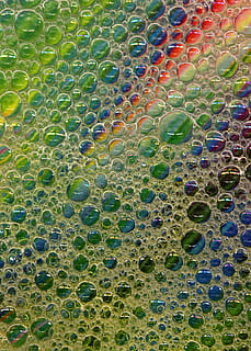 macro, bolle, sapone, liquido, acqua, riflessi, modelli, astratto, bolla, far cadere, sfondi, bagnato, modello, avvicinamento, freschezza, trasparente, fotogramma intero, multicolore, nessuno, grande gruppo di oggetti, colore verde, abbondanza, giorno, natura morta, natura, in casa, scelta, strutturato, design, variazione, 2K, CC0, dominio pubblico, privo di copyright