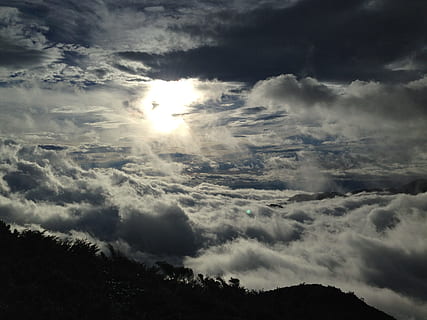 muntanya, mar de núvols, núvol, naturalesa, núvol - cel, temps, cloudscape, cel, a l'aire lliure, blau, escenics, fosc, tempesta, cel dramàtic, fons, meteorologia, bellesa a la natura, dia, cel malhumorat, escenics - natura, escena tranquil·la, tranquil·litat, cap gent, raig de sol, llum solar, sol, medi ambient, idíl·lic, escena no urbana, majestuós, flare de la lent, 2K, CC0, domini públic, lliure de regalies