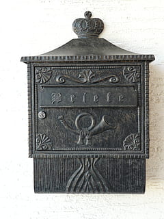 Briefkasten, Post, Schmiedekunst, Metall, Hauseingang, Briefkästen, Briefe, senden, Text, keine Leute, Nahansicht, Kommunikation, die Architektur, Kunst, westliche Schrift, Kunst und Handwerk, Nummer, alt, einzelnes Objekt, drinnen, Schnitzen - Handwerksprodukt, Tag, Studioaufnahme, gebaute Struktur, Antiquität, Blumenmuster, 2K, CC0, gemeinfrei, lizenzfrei