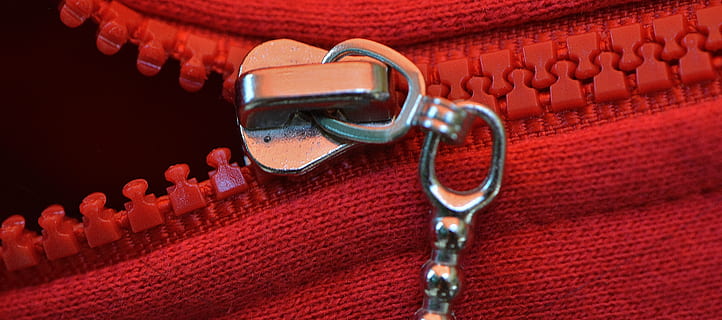 Postleitzahl, rot, grob, Jacke, öffnen, keine Leute, Metall, Schutz, Nahansicht, Sicherheit, Studioaufnahme, sperren, drinnen, Schlüssel, alt, kopieren sie platz, Zeichen, schwarze Farbe, Leder, positive Emotionen, einzelnes Objekt, die Architektur, 5K, CC0, gemeinfrei, lizenzfrei
