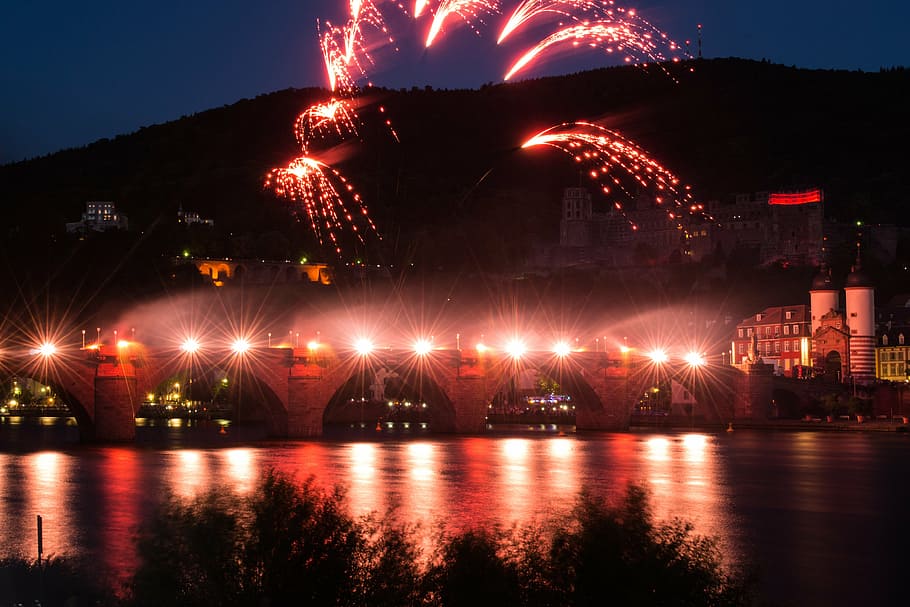 il·luminació, pont, edifici, nit, fortalesa, focs artificials, Heidelberg, neckar, pont vell, il·luminat, arquitectura, exhibició de focs artificials, estructura construïda, aigua, ciutat, exterior de l'edifici, reflexió, esdeveniment, celebració, cultura i entreteniment artístic, cap gent, moviment, explosió, destinacions de viatge, riu, paisatge urbà, a l'aire lliure, focs artificials - objecte fet per l'home, cap d'any, vida nocturna, 4K
