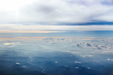 vattenkropp, moln på världen, himmel, moln, molnvy, blå, vit, fluffig, vackert landskap, lugn, atmosfär, natur, moln - himmel, scenics, lugn plats, skönhet i naturen, inget folk, utomhus, flygperspektiv, scenics - natur, idyllisk, miljö, clouds, dag, icke-urbana scenen, vit färg, solljus, majestätisk, ovan, meteorologi, 2K, CC0, offentligt domän, royaltyfria