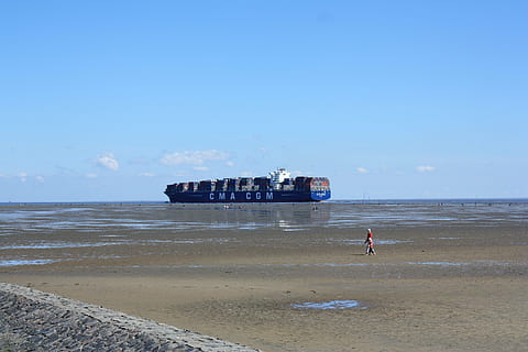vaixell, contenidor, vaixell portacontenidors, càrrega, indústria, Enviament, elbe, transport, carguero, weser, comerç, port, mar, platja, vaixell nàutic, sorra, línia de costa, gent, terra, cel, aigua, manera de transport, escenics - natura, naturalesa, dia, horitzó, bellesa a la natura, persones reals, viatjar, horitzó sobre l’aigua, persones incidentals, còpia espai, blau, a l'aire lliure, 4K, CC0, domini públic, lliure de regalies