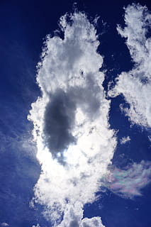 nube iridiscente, nube, iridiscente, cielo, fenómeno del clima, parelia, fenómeno de luz, atmosférico, lichtspiel, brillante, colores nacarados, luz de fondo, blanco, azul, naturaleza, clima, nube - cielo, al aire libre, día, paisaje de nubes, antecedentes, verano, aire, cúmulo, scenics, nublado, estratosfera, meteorología, belleza en la naturaleza, nadie, mullido, solo cielo, vista de ángulo bajo, paisajes - naturaleza, tranquilidad, escena tranquila, el color blanco, idílico, fotograma completo, luz del sol, escena no urbana, 5K, CC0, dominio público, libre de derechos
