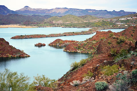 desert, riu, vermell, rock, muntanya, turó, bonic, paisatge, posta de sol, naturalesa, a l'aire lliure, viatjar, oest, Occidental, Estats Units, Lake havasu, arizona, desert de sonora, caminada, senderisme, explorar, exploració, diversió, turisme, estiu, aventura, viatge, vacances, trekking, supervivència, salvatge, aigua, escenics - natura, escena tranquil·la, bellesa a la natura, tranquil·litat, llac, dia, Serra, destinacions de viatge, cap gent, escena no urbana, medi ambient, cel, idíl·lic, vista d’angle alt, 2K, CC0, domini públic, lliure de regalies