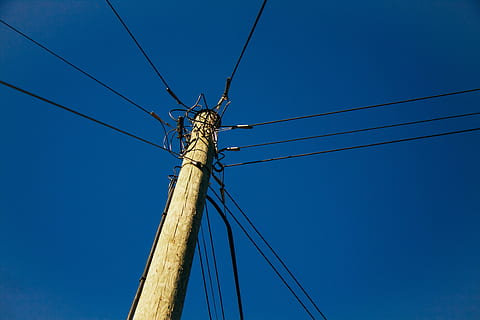 ledninger, industri, kabel, strømkabel, elektricitet, pol, blå, el-pylon, meddelelse, teknologi, forbindelse, Strømforsyning, himmel, skyfri himmel, ingen mennesker, lav vinkel visning, natur, brændstof og elproduktion, telefon stolpe, telefonlinje, dag, udendørs, dyr, reb, 4K, CC0, offentligt domæne, royaltyfrie
