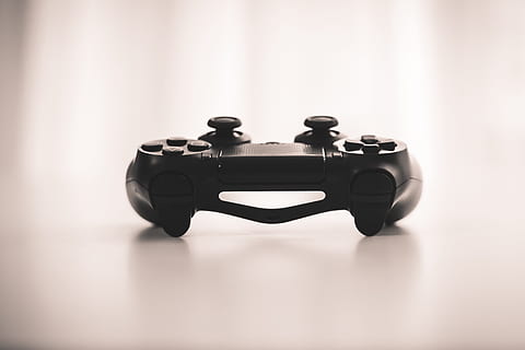 schwarz, Sony Dualshock 4, Playstation, Video, Spiel, modern, drinnen, Studioaufnahme, Stillleben, keine Leute, schwarze Farbe, Nahansicht, einzelnes Objekt, kopieren sie platz, Technologie, weißer Hintergrund, Tabelle, Sicherheit, zwei Objekte, Fokus auf den Vordergrund, Spielzeug, Schutz, Fotografie-Themen, Freizeitspiele, 5K, CC0, gemeinfrei, lizenzfrei