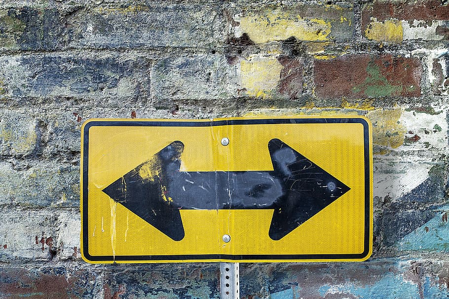 giallo, nero, segnaletica a freccia, sfondo, struttura, parete, mattone, urbano, trama di mattoni, muro di mattoni, grunge, dipinto, cartello, vernice spray, grungy, segnale stradale, segnale di pericolo, simbolo, strada, caratteristica della parete, comunicazione, nessuno, giorno, architettura, avvicinamento, struttura costruita, all'aperto, guida, colore nero, intemperie, metallo, vecchio, strutturato, città, 4K