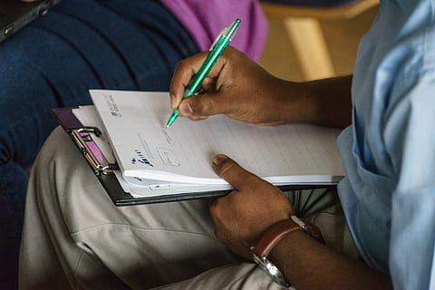 person, bedrift, hvid, printerpapir, udskrift, undersøgelse, noter, notesblok, uddannelse, forlade, seminar, lære, pen, hånd, indendørs, skrivning, menneskelig hånd, en person, voksen, sidder, herrer, papir, menneskelig kropsdel, møbel, dokument, meddelelse, tekst, skriveinstrument, midsection, note pad, menneskelig lem, papirarbejde, signering, 5K, CC0, offentligt domæne, royaltyfrie