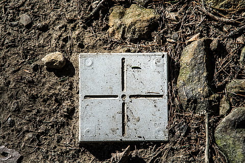 Messpunkt, Kennzeichen, Wahrzeichen, Position, keine Leute, Tag, Nahansicht, Sonnenlicht, Natur, alt, verlassen, beschädigt, heruntergewirtschaftet, Land, solide, Feld, draußen, verwittert, Rau, obsolet, Wandbau - Funktion, Holz - Material, texturiert, die Architektur, Verschlechterung, Steinwand, Beton, 1080P, CC0, gemeinfrei, lizenzfrei