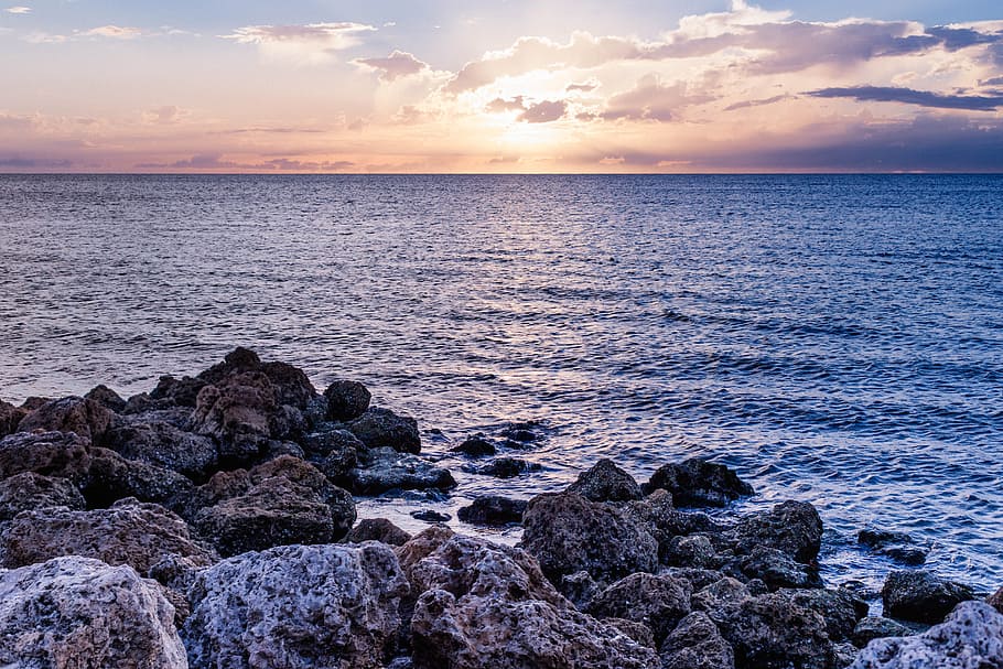 hav, soloppgang, landskap, natur, Strand, skyer, utendørs, bergarter, steinete, Seascape, strandlinjen, himmel, sol, solnedgang, vann, bølger, stein, fast, rock-objekt, naturskjønnhet - natur, skjønnhet i naturen, ro, horisont, sky - himmel, horisont over vann, rolig scene, land, idylliske, kystlinje, ingen folk, steinete kystlinje, 5K