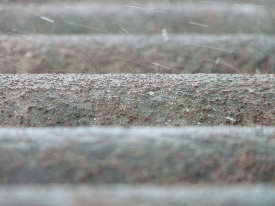 gota de pluja, injectar, esquitxades de pluja, pluja avançada, sostre, cobertes, tempesta, humit, tremolar, tempesta de pluja, pluja, aigua, aigua dolenta, trist, gris, estèril, enfocament selectiu, primer pla, cap gent, dia, planta, marc complet, textura, naturalesa, a l'aire lliure, fons, camp, creixement, herba, tranquil·litat, terra, nivell superficial, primer pla extrem, bellesa a la natura, patró, material de fusta, 2K