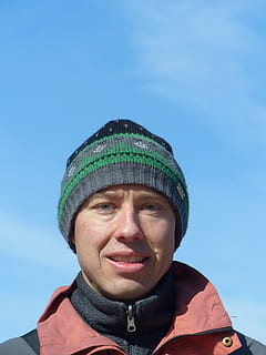 man, människa, huvud, ansikte, keps, vinter-, mänsklig, huvud, himmel, kall, fint väder, blå, porträtt, vänlig, utomhus, människor, leende, en person, hatt, män, livsstil, glad, vuxen, färgbild, kaukasisk etnicitet, tittar på kameran, natur, lycka, huvudskott, bara en man, endast vuxna, stickad hatt, frontvy, livsstilar, Kläder, riktiga människor, fritidsaktivitet, dag, varma kläder, mänskligt ansikte, 4K, CC0, offentligt domän, royaltyfria