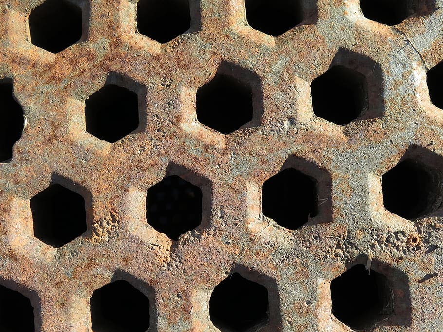 patró, metall, inoxidable, forma, rovellat, marró, hexàgon, hexàgons, irregular, deformes, marc complet, fons, forat, primer pla, cap gent, dia, vell, estructura construïda, a l'aire lliure, arquitectura, forma geomètrica, naturalesa, centrar-se en primer pla, obsoleta, detall, textura, costat a costat, deteriorament, ferro, roda, 4K