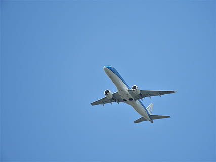 bianca, blu, aereo, inizio, klm, decollare, aeroporto, salire, aereo commerciale, mezzi di trasporto, veicolo aereo, volante, cielo, viaggio, modalità di trasporto, aria, atterraggio - toccare giù, passeggeri, vacanze, attività commerciale, viaggio di lavoro, airbus, industria aerospaziale, persone che viaggiano, decollo, ala di aereo, turismo, modo di trasporto, cielo sereno, soleggiato, in movimento, copia spazio, movimento, Inquadratura dal basso, nessuno, natura, singolo oggetto, motore a reazione, sopra, aereo privato, jet aziendale, 5K, CC0, dominio pubblico, privo di copyright