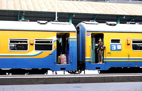 transportavimas, traukinys, Indonezija, java, kereta api sri tanjung, stasiun gubeng, surabaja, viešasis transportas, transporto būdas, geležinkelių transportu, traukinio transporto priemonė, architektūra, geležinkelio stoties platforma, geltona, geležinkelio stotis, keleivinis traukinys, kelionė, sausumos transporto priemonė, geležinkelio bėgiai, dieną, stebėti, saulės šviesa, miestas, lauke, langas, atvykimo, 2K, CC0, Viešasis domenas, nemokamai