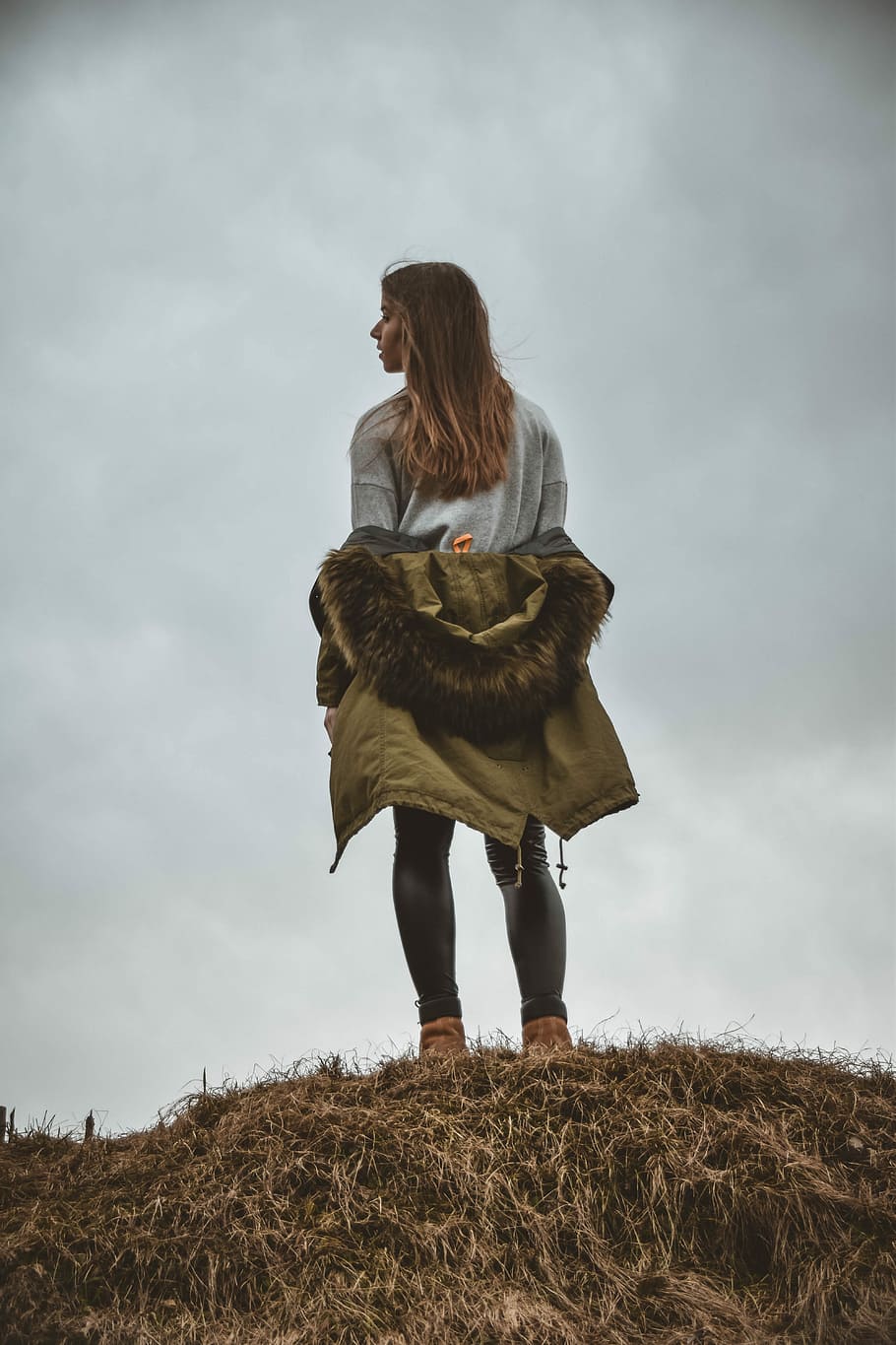 kvinde, stående, bjergkanten, iført, beige, parka hoodie, bjerg, Mark, himmel, jord, rigtige mennesker, sky - himmel, livsstil, fuld længde, en person, fritidsaktivitet, ung voksen, Kvinder, natur, unge kvinder, afslappet tøj, voksen, dag, frisure, udendørs, 5K