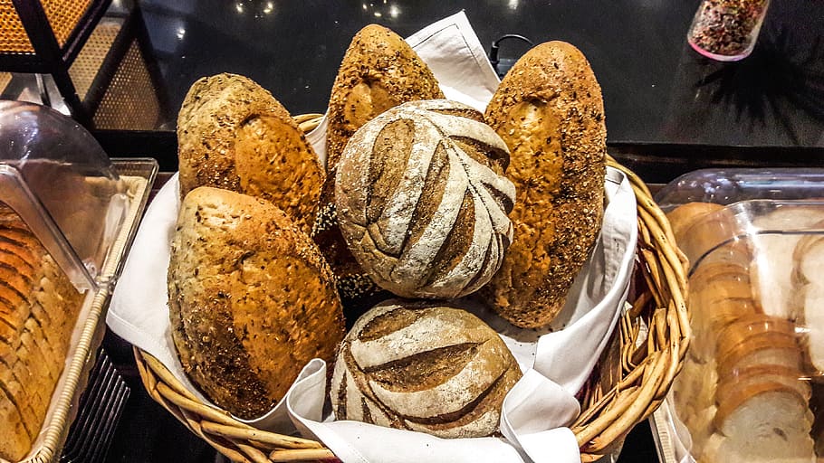 marró, pans, cistella, pa, esmorzar, menjar, menjar i beguda, frescor, al forn, contenidor, natura morta, llest per menjar, elecció, variació, alimentació saludable, a l'interior, benestar, primer pla, cap gent, fleca, vista d’angle alt, venda al detall, llesca de pa, bun, menjar francès, pa marró, berenar, temptació, 4K