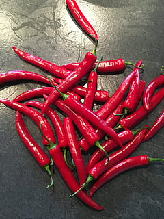 Chili, rot, Scharf, Essen, Pfefferernte, roter Pfeffer, Schoten, pikant, Peperoni, feurig, Gemüse, Jahreszeit, Markt frisches Gemüse, frisch, Küche, Schärfe, würzen, Lebensmittel, Chili-Pfeffer, Hitze - Temperatur, Frische, Pfeffer - Gemüse, Würze, Kochen, organisch, reif, Paprika, Pfeffer, rote Chilischote, Essen und Trinken, Stillleben, keine Leute, High Angle View, Gruppe von Objekten, Nahansicht, direkt darüber, drinnen, große gruppe von gegenständen, Zutat, Gruppe, 4K, CC0, gemeinfrei, lizenzfrei