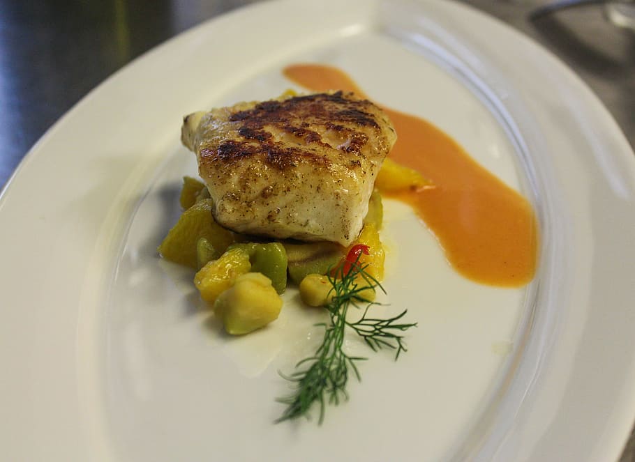 nastavení potravin, Ryba, treska, gurmán, restaurace, jíst, jídlo, gastronomie, večeře, Lahodné, deska, výživa, užívat si, mezi vstupem, soud, prospěch z, jídlo a pití, Zdravé stravování, svěžest, uvnitř, připraven jíst, blahobyt, detail, nikdo, stálý život, velikost porce, požitek, zeleniny, vysoký úhel pohledu, maso, stůl, smažený, bylina, pokušení, obloha, 4K
