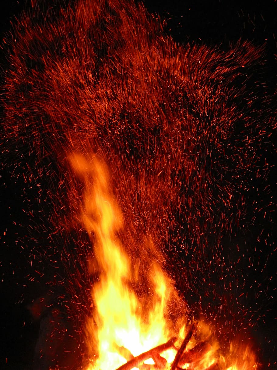 flama, aire, foc, vent, fusta, cremar, foc, vent, foguera, llenya, llar de foc, espurna, nit, foscor, il·luminar, campament, calor - temperatura, cremant, vermell, perill, foc - fenomen natural, color taronja, cap gent, moviment, naturalesa, brillant, primer pla, marc complet, a l'aire lliure, fons, moviment borrós, comunicació, 2K