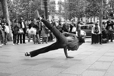 bailarín, dance, dancing, breakdance, artista, calle, street, real people, large group of people, group of people, crowd, city, building exterior, lifestyles, men, architecture, full length, leisure activity, built structure, vitality, tree, women, incidental people, skill, human arm, arms raised, paving stone, 4K, CC0, public domain, royalty free