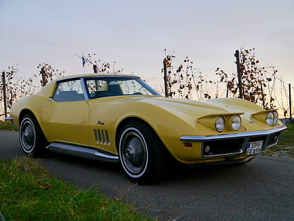 corvette, oldtimer, auto, historisk, kjøretøy, gul, klassiker, c3, gammel, bil, land kjøretøy, transport, retro stylet, luksus, gammeldags, transportmiddel, motorkjøretøy, vintagebil, vei, samlerens bil, sidevisning, dag, natur, stasjonær, ingen folk, fritidsaktivitet, reise, anlegg, utendørs, krom, 4K, CC0, offentlig domene, opphavsrett gratis