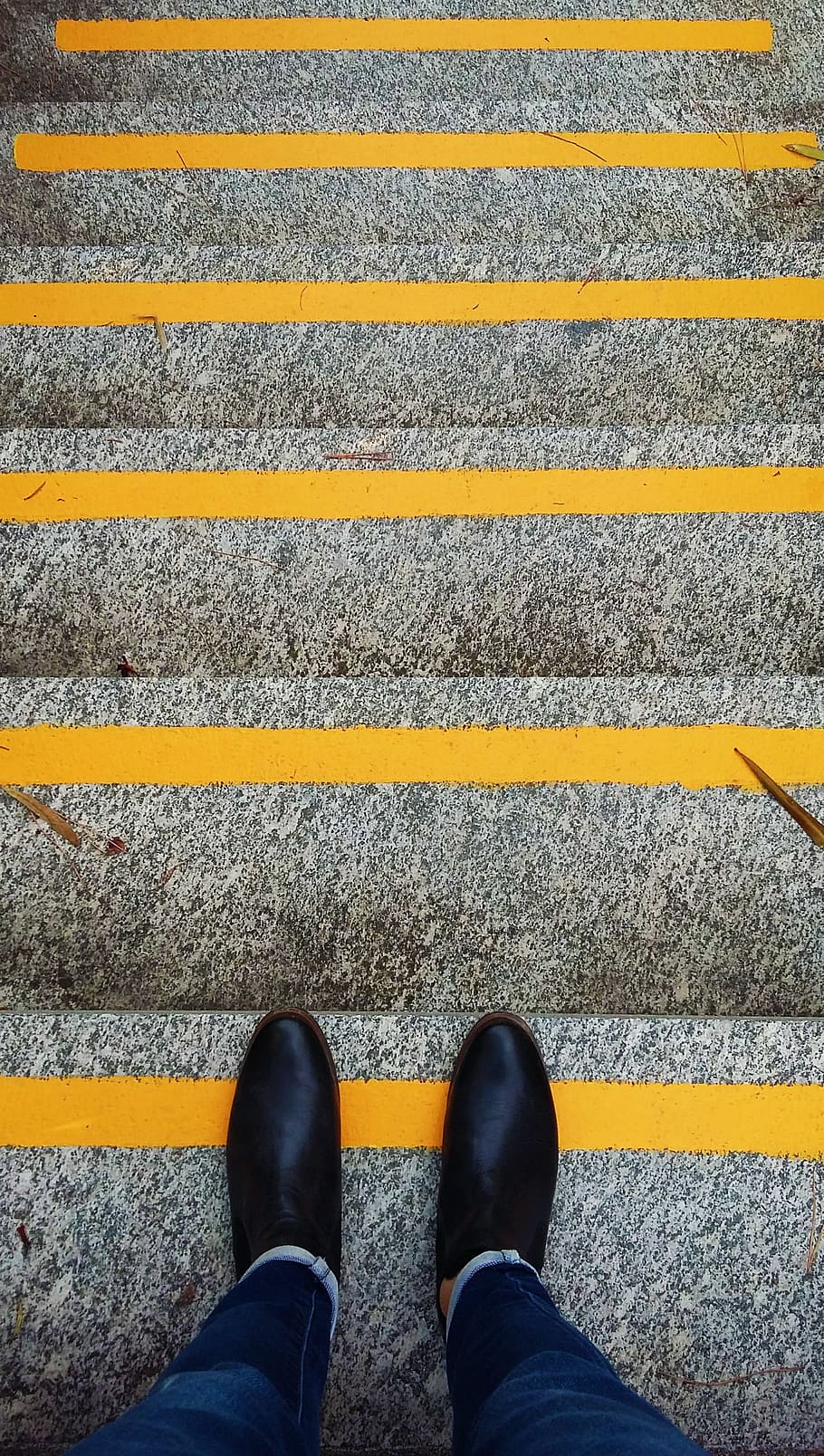 persona, de peu, groc, línies, baixar, descens, passos, caminar, peus, sabates, escala, Psicologia, ruta, Camí, secció baixa, cama humana, sabata, part del cos, una persona, vista d’angle alt, persones reals, signe, part del cos humà, carretera, homes, marcatge de carreteres, ciutat, transport, carrer, perspectiva personal, símbol, estils de vida, a l'aire lliure, texans, peu humà, 2K