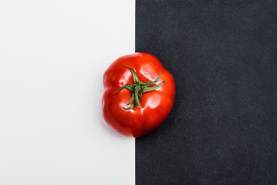 rot, Erbstück Tomate, Weiß, schwarz, Oberfläche, Tomate, Obst, Gemüse, Lebensmittel, Essen und Trinken, gesundes Essen, Wohlbefinden, drinnen, Frische, Studioaufnahme, keine Leute, Stillleben, direkt darüber, kopieren sie platz, Nahansicht, grau, organisch, Rohkost, einzelnes Objekt, reif, 4K