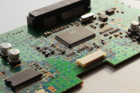 vert, noir, blanc, circuit de puce d'ordinateur, planche, puce, circuits, fermer, électronique, microprocesseur, circuit imprimé, Industrie électronique, puce informatique, industrie, La technologie, complexité, équipement informatique, personne, équipement, carte mère, composant électrique, lien, à l'intérieur, partie informatique, ordinateur, mise au point sélective, prise de vue en studio, couleur verte, équipement électrique, magasin d'électronique, 4K, CC0, domaine public, libre de droits