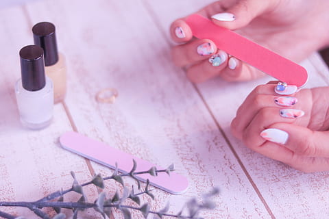 Frau, halten, Nagellack, neben, zwei, Nagel, Poliermaschine, menschliche Hand, Menschen, Nahansicht, Frauen, menschliches Körperteil, Erwachsene, nur für Erwachsene, Maniküre, Fingernagel, Hand, Nagelpolitur, Schönheitsbehandlung, Schönheit, eine Person, Körperteil, Fingernägel malen, Körperpflege, Beauty-Produkt, menschlicher Finger, drinnen, Finger, Mode, schöne Frau, Kosmetikerin, lila, 1080P, CC0, gemeinfrei, lizenzfrei
