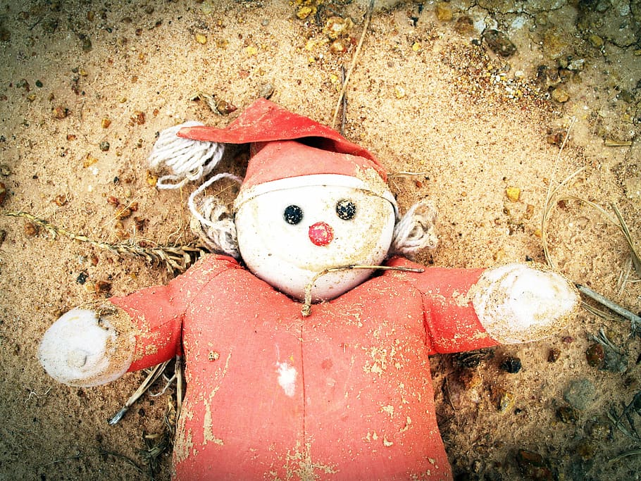 mico, portar, disfressa de santa claus, nina, vell, estrany, cap, no desitjat, aïllat, brut, horripilant, nadó, perdut, trist, abandonar, arruïnat, utilitzat, retrat, macro, víctima, fantasmal, temps, emoció, retro, solitari, trencat, cara, mort, joguina, espatllat, abandonat, infància, sense amor, la soledat, embruixat, antiguitat, antic, vintage, nen, freaky, esquerdat, sol, nostàlgic, gastat, oblidat, perdre, humor, Nadal, a l'aire lliure, cara antropomòrfica, dia, disfressar-se, representació, joguina de peluix, osset de peluix, representació humana, vermell, primer pla, naturalesa, terra, creativitat, vista d’angle alt, part del cos humà, 2K
