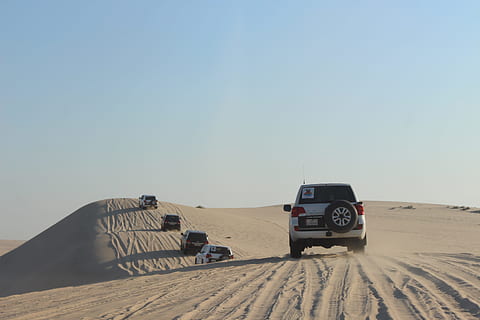 Doha, Katar, Wüste, Land, Transportmittel, klarer Himmel, Himmel, Landfahrzeug, Sand, Kraftfahrzeug, Transport, Auto, Natur, kopieren sie platz, Landschaft, Reise, Szenen - Natur, Umgebung, Geländewagen, Klima, trockenes Klima, Schönheit in der Natur, 4x4, keine Leute, Ausflug, 5K, CC0, gemeinfrei, lizenzfrei
