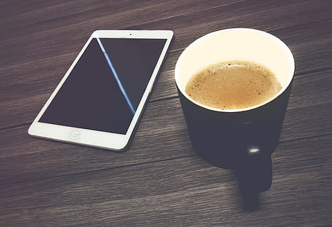 iPad, cafea, comprimat, tehnologie, gustare, băutură, masa, mancare si bautura, natură moartă, cafea - băutură, ceașcă, lemn - material, halbă, cană de cafea, tehnologia fără fir, comunicare, conexiune, telefon inteligent, prospeţime, dispozitiv portabil de informații, telefon mobil, nici o persoana, bautura fierbinte, băutură spirtoasă, faianță, 4K, CC0, domeniu public, fără drepturi de autor