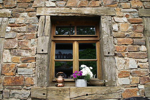 parete, pietra di cava, finestra, telaio, fiori, caldaia di rame, legna, rottura, pietre, facciata, otturatore, casa, persiane, costruzione, romantico, vecchio, solido, fiore, pianta fiorita, pianta, struttura costruita, architettura, esterno dell'edificio, nessuno, muro di mattoni, mattone, natura, giorno, caratteristica della parete, legno - materiale, vetro - materiale, pianta in vaso, vaso di fiori, davanzale, all'aperto, muro di pietra, composizione floreale, 4K, CC0, dominio pubblico, privo di copyright
