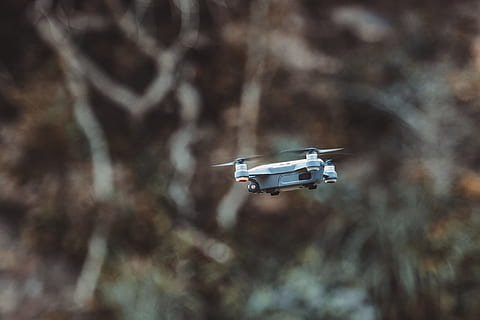Quadcopter Drohnen fliegen, Kamera, Drohne, Flug, fliegend, Gadget, Makro, draußen, Technologie, lizenzfreie Bilder, in der Luft, Luftfahrzeug, Transport, Transportmittel, Flugzeug, Überwachung, Kamera - Fotoausrüstung, Natur, keine Leute, Fotografie-Themen, Bewegung, schwebend, Reise, Tag, futuristisch, Luft-und Raumfahrtindustrie, Baum, Ebene, 1080P, CC0, gemeinfrei, lizenzfrei