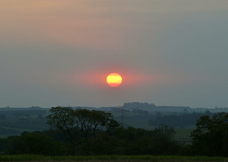 Sonnenuntergang, gegen Licht, Wolken, Sol, Schönheit in der Natur, Szenen - Natur, ruhige Szene, Baum, Ruhe, Himmel, Pflanze, Umgebung, idyllisch, Nicht-städtische Szene, Landschaft, Sonne, keine Leute, Natur, Land, Nebel, Berg, Wachstum, Feld, draußen, 2K, CC0, gemeinfrei, lizenzfrei