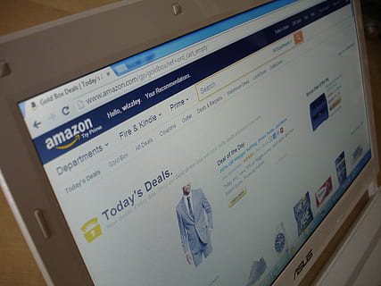 Weiß, Asus Laptop-Computer, zeigt, amazon website, Amazonas, Notizbuch, Laptop, Handy, Mobiltelefon, Monitor, Bildschirm, Online Einkaufen, E-Commerce, kommerziell, Webseite, Netz, www, Website, Computer, Internet, Kommunikation, Text, drinnen, westliche Schrift, Papier-, menschliche Darstellung, Menschen, Geschäft, Finanzen, männliche Ähnlichkeit, die Architektur, Zeichen, Wirtschaft, Darstellung, Wissenschaft, gebaute Struktur, Regierung, Nahansicht, Bildung, 2K, CC0, gemeinfrei, lizenzfrei