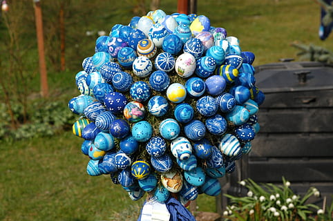poc profund, focalitzar la fotografia, globus blaus i blancs, Pasqua, ous de Pasqua, decoració, Feliç Pasqua, artesania, costums, ou, decoracions de pasqua, tradició, pintura, conill de Pasqua, primavera, salutació de pasqua, menjar, dia, menjar i beguda, centrar-se en primer pla, gran grup d'objectes, frescor, blau, planta, abundància, naturalesa, alimentació saludable, benestar, cap gent, a l'aire lliure, primer pla, camp, cistella, llum solar, contenidor, terra, 1080P, CC0, domini públic, lliure de regalies
