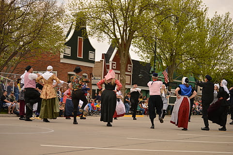 holandès, dansa, diversió, ballant, Països Baixos, Holanda, a l'aire lliure, vestits, roba tradicional, tradició, de la mà, cultura, vestit, roba, tradicional, ball de cercle, carrer, cases holandeses, edificis, ciutat, Festival, rendiment, entreteniment, gent, celebració, disfressa, grup de persones, gran grup de persones, multitud, homes, persones reals, música, cultura i entreteniment artístic, instrument musical, músic, longitud completa, artista, unió, dia, dones, arquitectura, felicitat, nois adolescents, 5K, CC0, domini públic, lliure de regalies