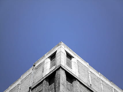 bygning, pyramide, konstruktion, trekant, baggrund, bygning udvendig, bygget struktur, arkitektur, skyfri himmel, lav vinkel visning, udendørs, himmel, kopiere plads, blå, ingen mennesker, natur, dag, sollys, vindue, gammel, høj sektion, form, trekant form, geometrisk form, 5K, CC0, offentligt domæne, royaltyfrie