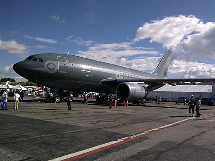 Ebene, Boeing, Kanada, Luftfahrzeug, Flugzeug, Transport, Transportmittel, Flughafen, Himmel, Reise, Gruppe von Leuten, Flughafen-Rollbahn, wolke - himmel, echte Menschen, zufällige Menschen, Natur, Tag, große gruppe von menschen, Männer, öffentliche Verkehrsmittel, Menge, draußen, Sonnenlicht, Luft-und Raumfahrtindustrie, 2K, CC0, gemeinfrei, lizenzfrei