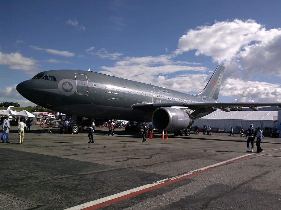 avió, Boeing, Canadà, vehicle aeri, transport, manera de transport, aeroport, cel, viatjar, grup de persones, pista d’aeroport, núvol - cel, persones reals, persones incidentals, naturalesa, dia, gran grup de persones, homes, transport públic, multitud, a l'aire lliure, llum solar, indústria aeroespacial, 2K