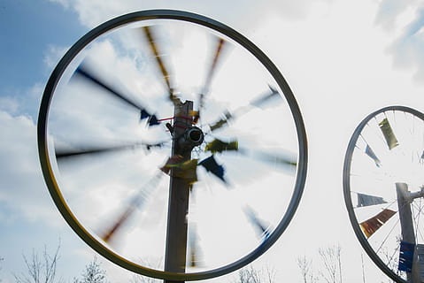 spinning, koła, maszyna, obrócenie, szybki, zabawka, sztuka, zabawa, jazda, niebo, chmury, festiwal, rozrywka, domowej roboty, efekt, technika, okrągły, park, karuzela, koło, na dworze, okrąg, kształt geometryczny, kształt, dzień, chmura - niebo, architektura, zbudowana struktura, rower, Miasto, żadnych ludzi, niski kąt widzenia, transport, Natura, na zewnątrz budynku, technologia, przemysł, podróżować, 5K, CC0, domena publiczna, darmowe zdjęcia