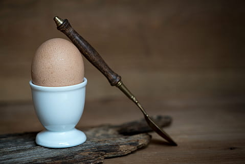 egg, høne egg, brunt egg, eggeskall, mat, ernæring, spise, oval, kyllingprodukt, protein, Lukk, kokt, egg kopper, skje, mat-fotografering, tre - materiale, bord, brun, mat og Drikke, innendørs, eggeglass, velvære, ingen folk, nærbilde, stilleben, spise sunt, friskhet, drikke, kjøkkenredskap, frokost, kokt egg, måltid, forfriskning, trekorn, 5K, CC0, offentlig domene, opphavsrett gratis